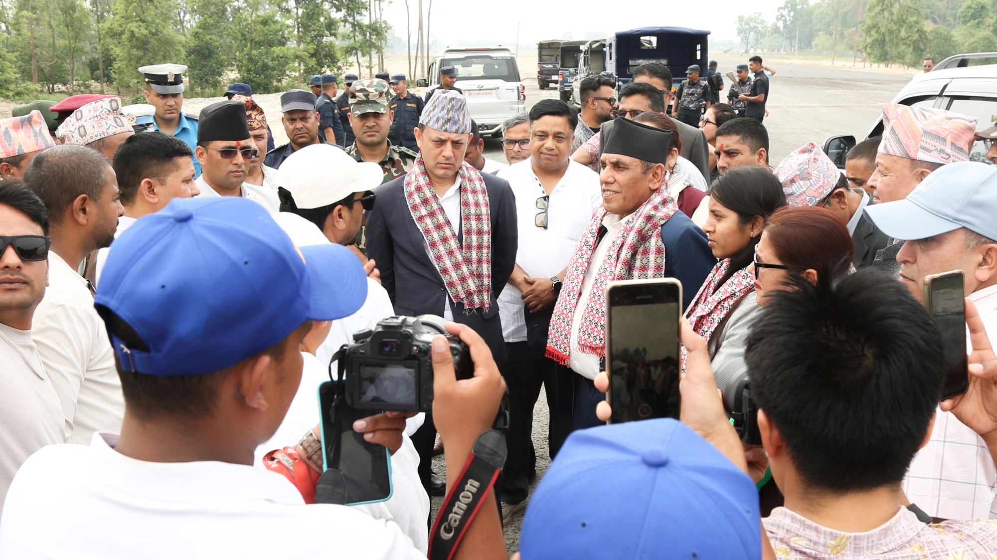 सभामुख र राष्ट्रियसभा अध्यक्षद्वारा दोधरा–चाँदनीमा प्रस्तावित सुक्खा बन्दरगाह क्षेत्रको अवलोकन   