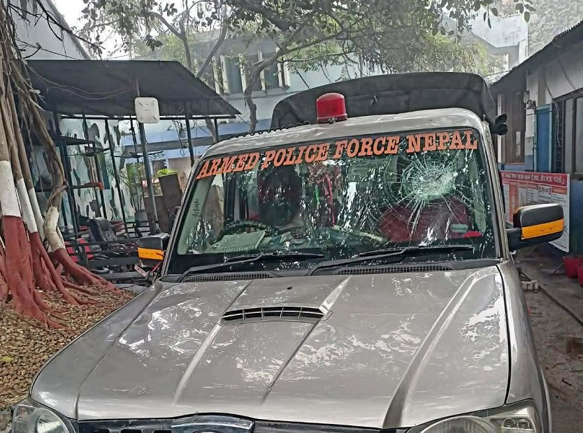 वीरगञ्ज बजारमा छापा मार्दा तीन जना सशस्त्र प्रहरी घाइते, दुईवटा गाडीमा क्षति        