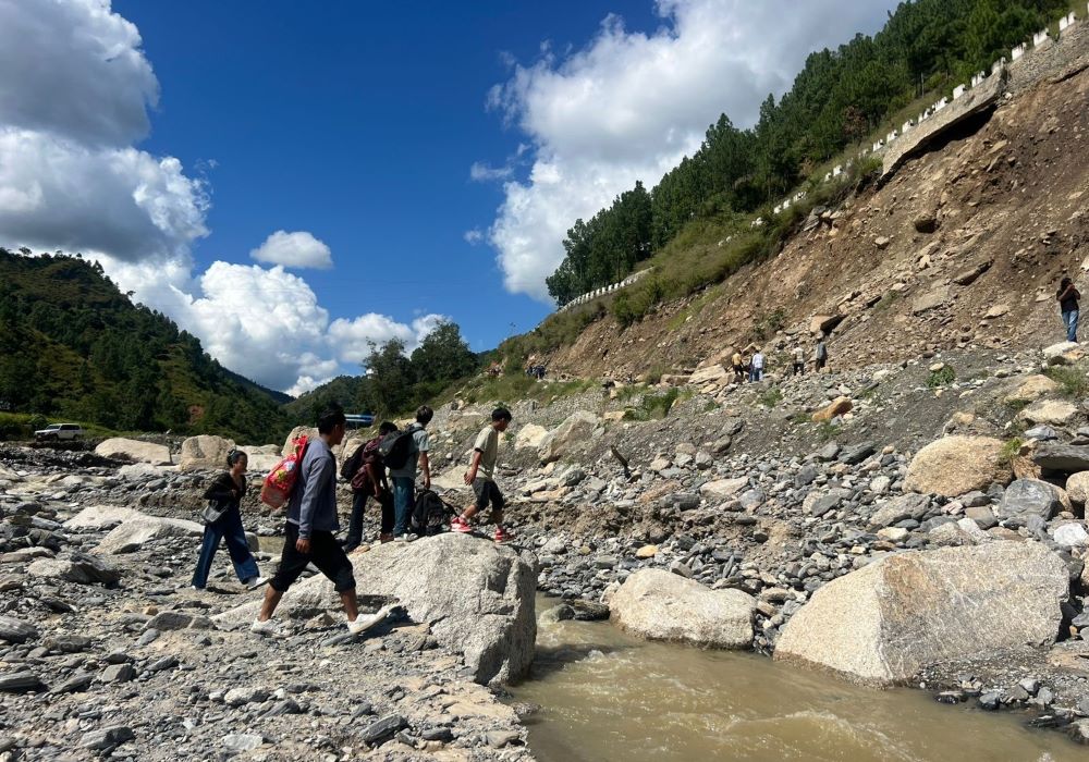 सडक-सम्पर्क विच्छेद भएपछि बिपी राजमार्गमा कष्टकर यात्रा        