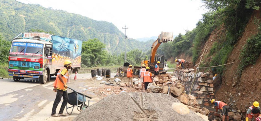 मुग्लिन-मलेखु सडकखण्ड अन्तर्गत घोप्टे भिरको भित्तो काटियो        