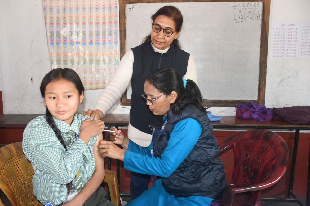 एचपिभी खोप सुरक्षित छ, निर्धक्कसँग लगाउनुहोस् : मन्त्री गौतम        