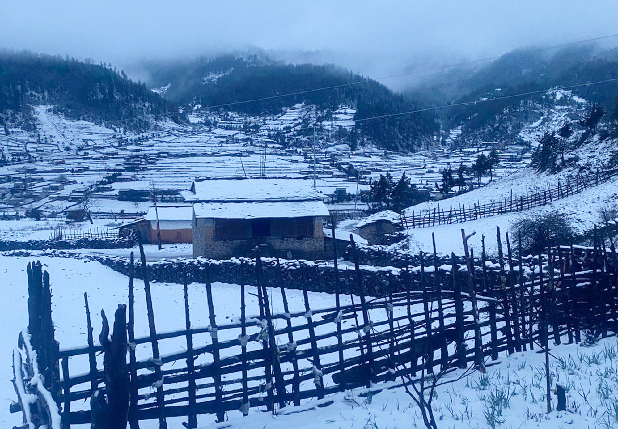 ढोरपाटनमा भारी हिमपात   