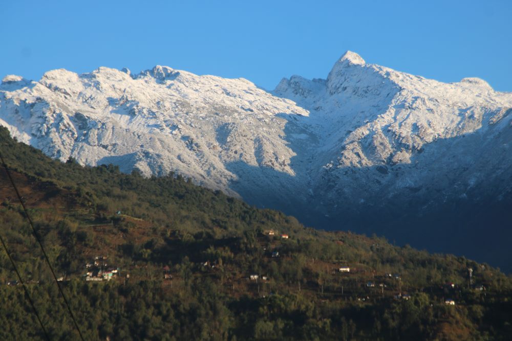 ताप्लेजुङका डाँडाकाँडा हिउँले सेताम्मे    