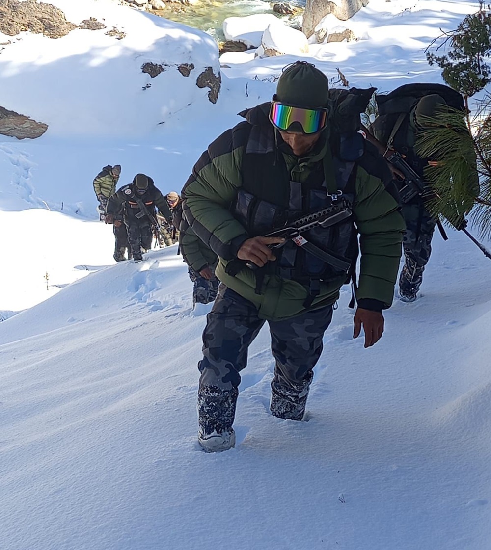 हिउँले ढाकिएको छाङ्रमा पहरा गर्दै सशस्त्र