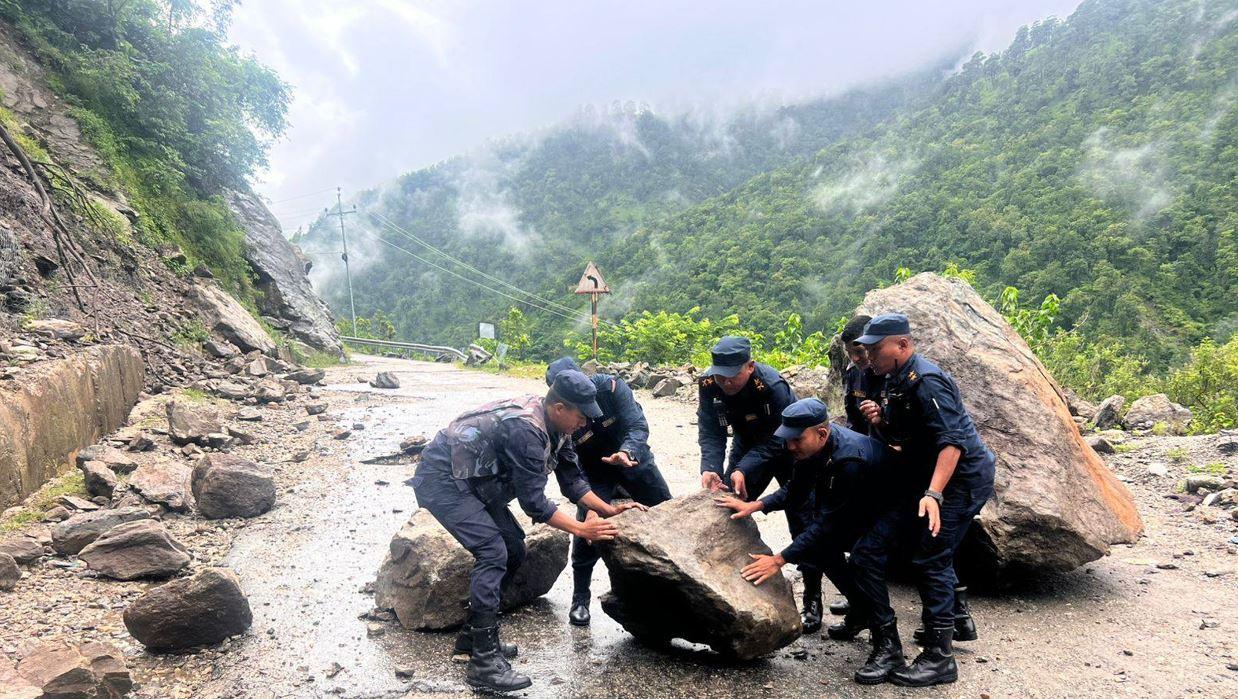 मनसुनी विपद्ले देशभरका नौ वटा प्रमुख सडक अवरुद्ध