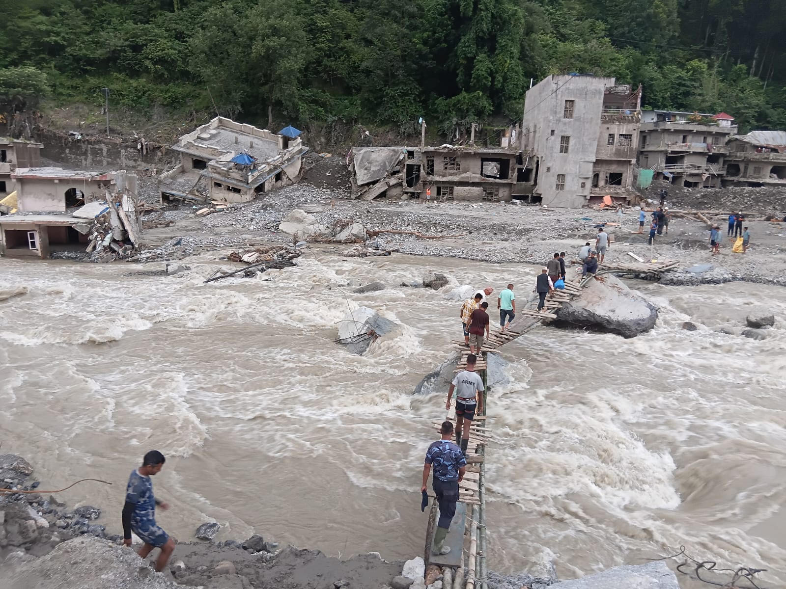 फलाखु खोलामा फड्के,  स्याफ्रुबेँसीस्थित भोटेकोशी नदीमाथि तुइन निर्माण   