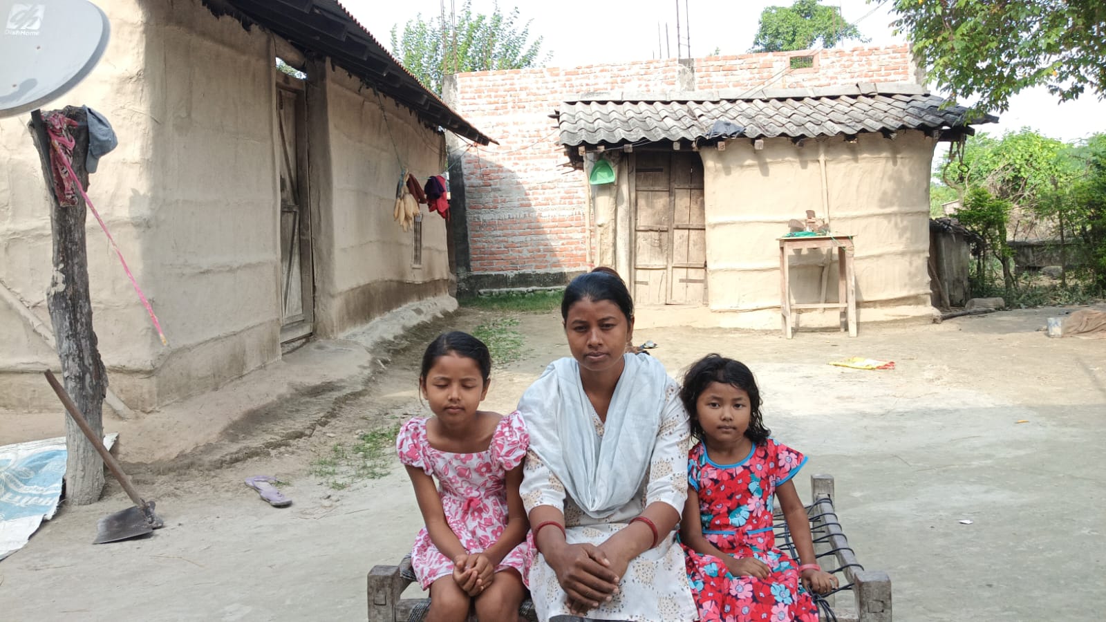 बाढीले खोस्यो दसैँको टीका, बेपत्ता आफन्तको पर्खाइमा खाली निधार   