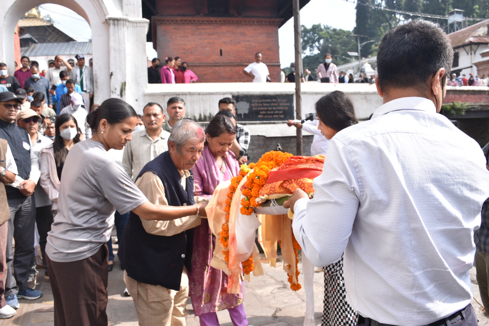 कुशको शव बनाएर पत्रकार थामीको अन्त्येष्टि   