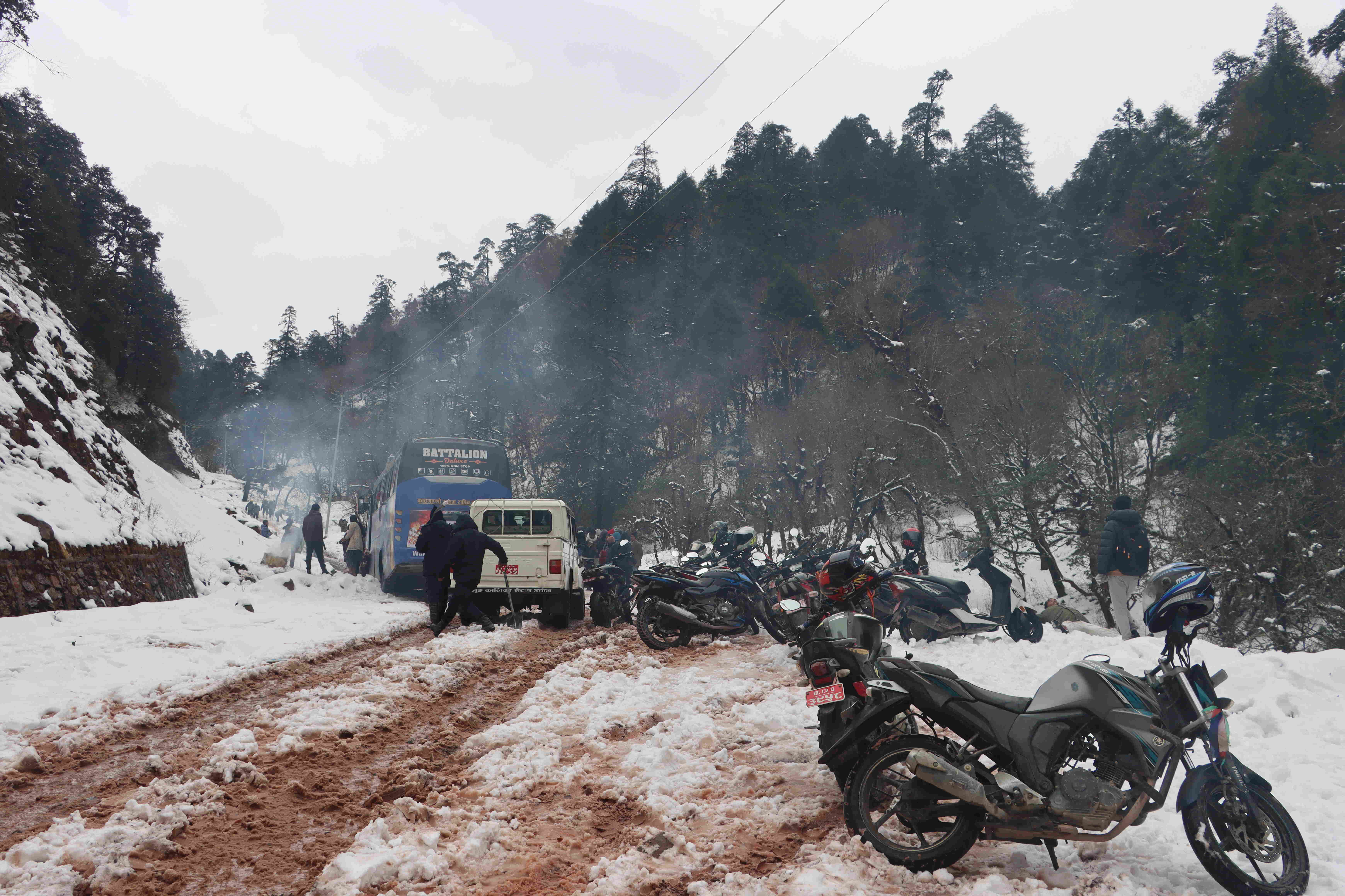 हिमपातका कारण मध्यपहाडी लोकमार्ग अवरुद्ध    