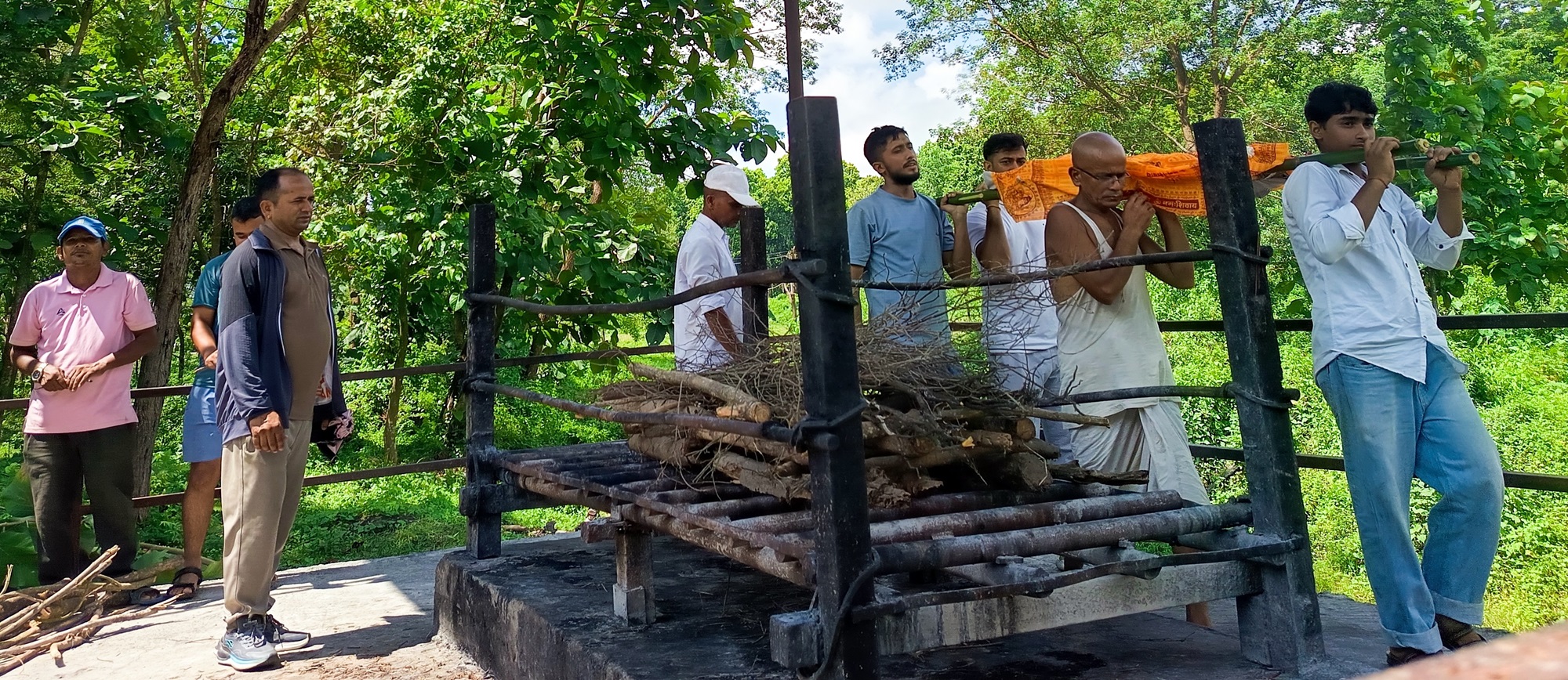 भोटेकोशी बाढी: रसुवामा अस्ताएका मामा र भान्जाको कुशको शव बनाएर दाहसंस्कार   