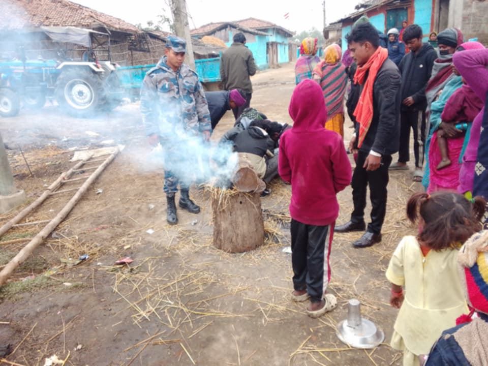 बस्तीबस्तीमा दाउरा पु-याएर आगो बालिँदै    