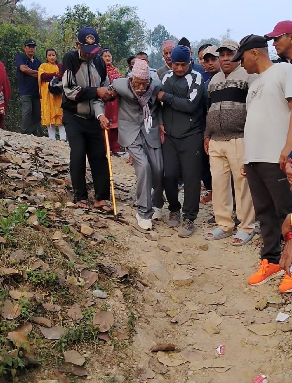 १०७ वर्षीय ज्येष्ठ नागरिकद्वारा मतदान    