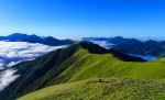 पर्यटक तान्दै बागलुङको चौरीखर्क   