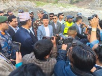 गृहमन्त्री गुरुङद्वारा क्षतिग्रस्त बिपी राजमार्गको अवलोकन, विपत्तिमा ‘हेलीबाट’ उद्धार गर्न निर्देशन