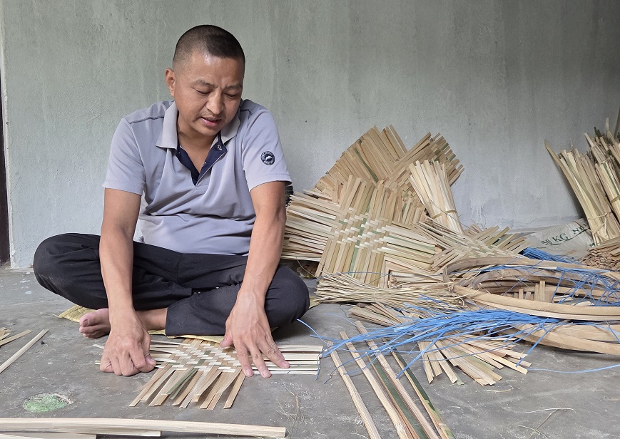 चोयाको नाङ्लो बुनेर जीविकोपार्जन