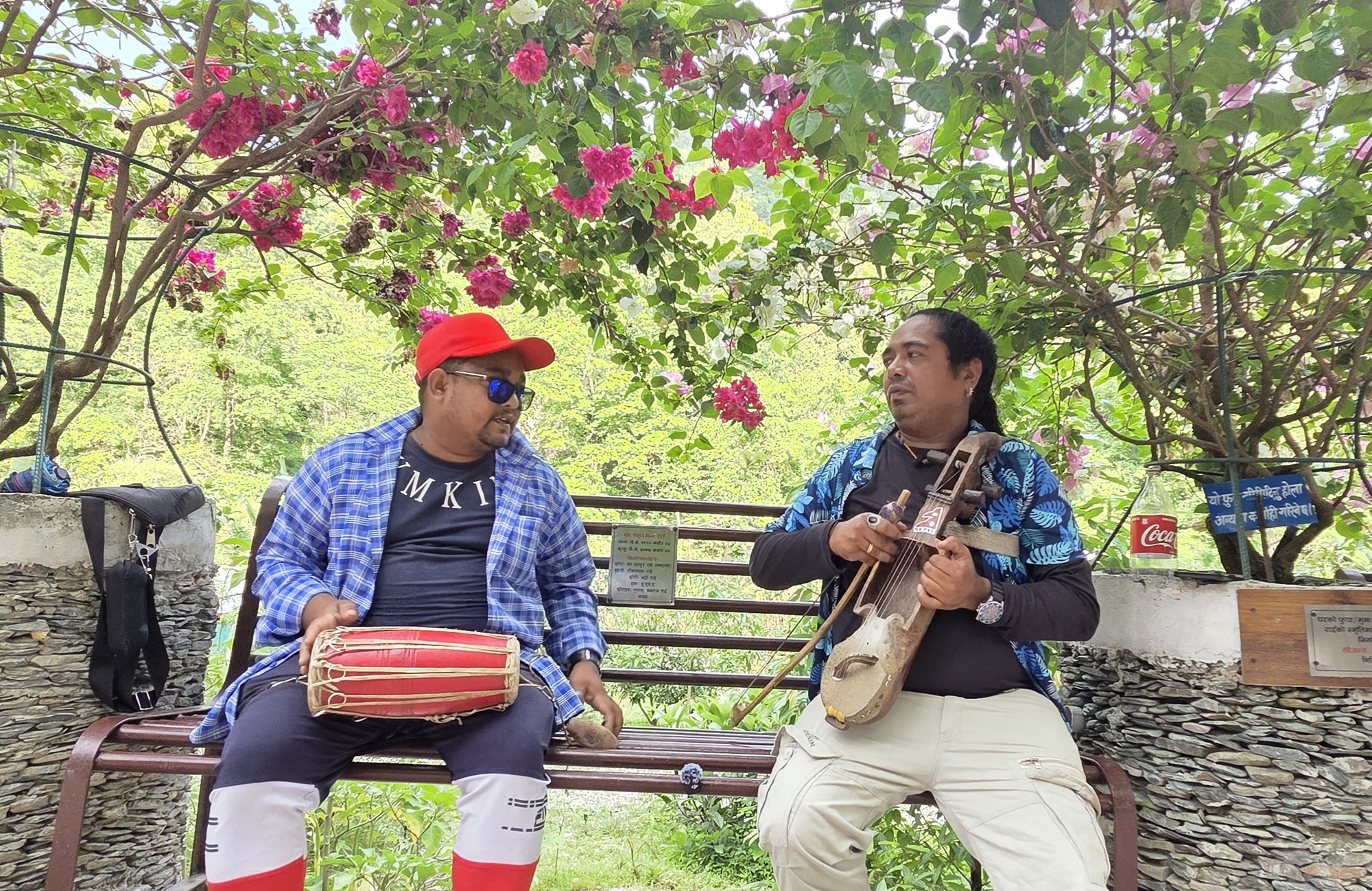 सारङ्गीको धुनमा जीवन धान्दै दुई गन्धर्व   