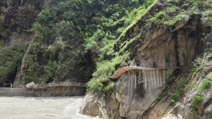 सब्बलको भरमा चट्टान फुटाएर घोरेटो बाटो निर्माण        