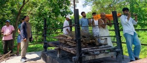 भोटेकोशी बाढी: रसुवामा अस्ताएका मामा र भान्जाको कुशको शव बनाएर दाहसंस्कार   