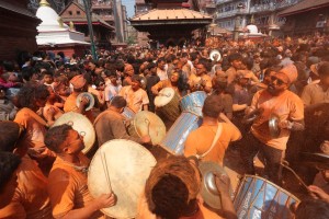 ऐतिहासिक बिस्का जात्राको एउटा मुख्य आकर्षण ‘सिन्दुर जात्रा’  (फोटो फिचर)