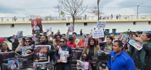 न्याय माग्दै पीडितहरु महिला आयोगमा        