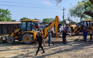 अतिक्रमित क्षेत्र खाली गराउँदै इनरुवा नगरपालिका   