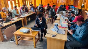 बीसवटा विद्यालयलाई ल्यापटप वितरण   