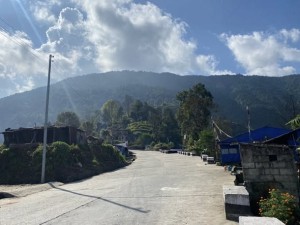 स्थानीयवासीद्वारा मध्यपहाडी सडक अन्तर्गत छहरे खण्ड अवरुद्ध    