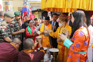 राष्ट्रपतिद्वारा बौद्धस्थित ल्हाखाङ गुम्बामा पूजा, आराधना   