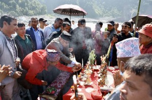 प्रचण्ड रसुवा-भोटेकोशी बाढीका मृतकको घेवामा सहभागी   