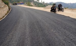 अरनिको राजमार्ग स्तरोन्नतिः ‘बिटुमिन’ अभावले दुई महिनादेखि काम प्रभावित   