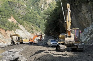 वर्षायाममा पुनर्निर्मित बिपी राजमार्गबाटै यातायात सञ्चालन गर्ने तयारी    