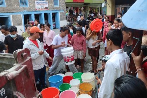 बाढीपहिरोले पाइपलाइन बगाएपछि बेनीमा खानेपानीको समस्या   