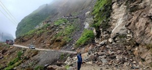 पहिरोले बेनी-जोमसोम सडक अवरुद्ध