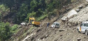 तीन दिनपछि खुल्यो बेँसीसहर-चामे सडक, साना सवारी सञ्चालनमा