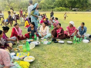 भजहरमा रमाउँदै कैलालीका थारु समुदाय