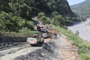 भसभसेमा सडक भासिदा यातायात सञ्चालनमा समस्या   