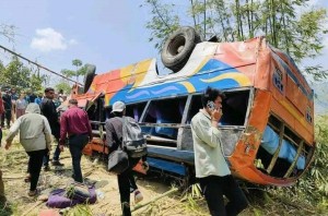 धनकुटामा बस दुर्घटना हुँदा एकजनाको मुत्यु, १४ जना घाइते   
