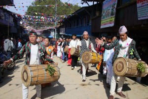 त्रिसाली मेलामा रमाउँदै यासोक    