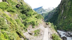 चामे-बेँसीसहर सडक पहिरोले अवरुद्ध, सवारी आवागमन ठप्प