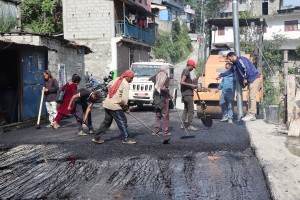 दरवाङमा सडक पुगेको १९ वर्षपछि कालोपत्र   