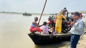 डुङ्गासँगै बगिरहेको जीवन        