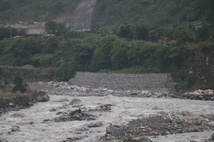 कालीगण्डीको कटानबाट जोगाउन घरापमा कम्पोजिट पर्खाल   