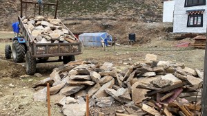 सडक नभएको छेकम्पारमा गुड्छन् स्कुटर र ट्र्याक्टर        