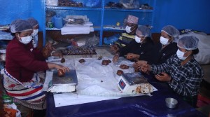 तराईबाट सख्खर ल्याएर परम्परा धान्दै टोखाका चाकु व्यवसायी   