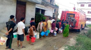 नेपाली सेनाद्वारा वीरगञ्जमा पानी वितरण   