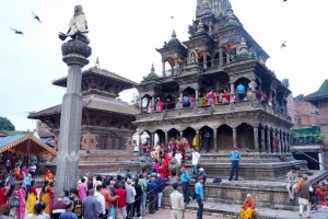 पाटनको कृष्ण मन्दिरमा भक्तजनको घुइँचो   