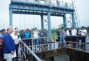 मन्त्री खड्काद्वारा महाकाली सिँचाइ आयोजनाको नहर अवलोकन