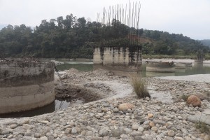 स्थानीयवासीको जिज्ञासा , लम्सुवाघाट पक्की पुल १५ वर्षसम्म किन बनेन ?     