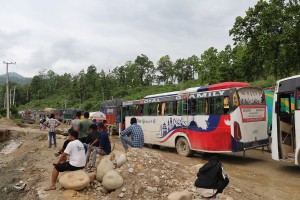 बुटवल-नारायणगढ सडक पूर्णरूपमा अवरुद्ध   
