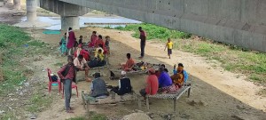 दुई दशकदेखि राजमार्गको पुलमुनि बास   